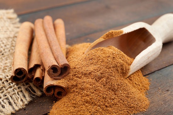 Powder and sticks of cinnamon (dalchini)