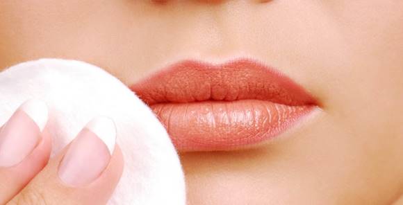 remove lipstick with vaseline