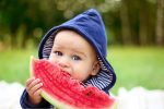 kid eating fruits